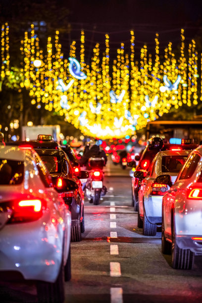 高峰时段的汽车，夜晚的交通，还有圣诞彩灯图片下载