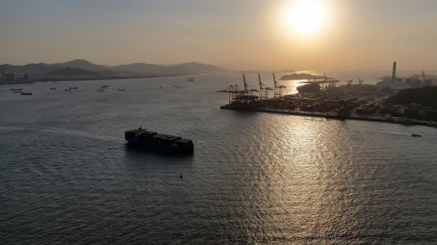 日落时分的货船图片下载