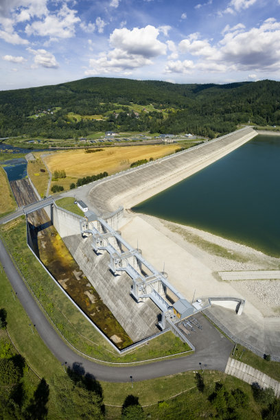 波兰度假——斯卡瓦河上有水坝的穆查尔斯基湖图片下载