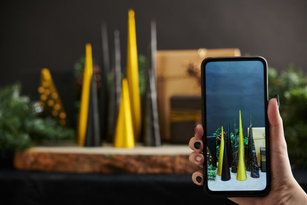 拍摄圣诞装饰品的女子图片下载