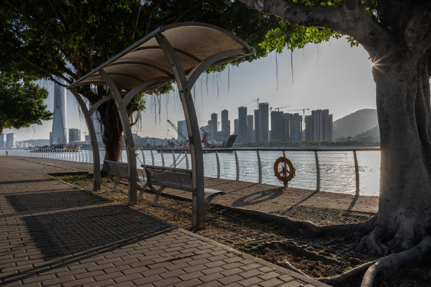 海滨城市广场的公共座位图片下载