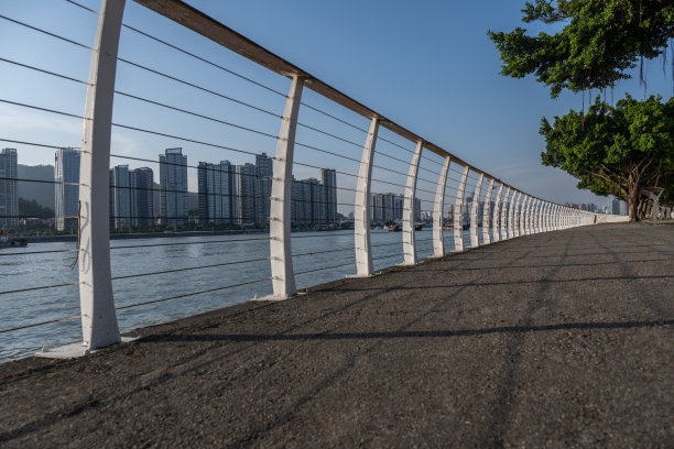 下午的阳光照耀在城市的海滨广场上图片下载