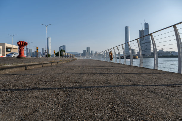 海滨城市的空旷广场图片下载