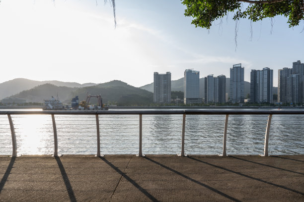 海边广场和海对面的城市图片下载