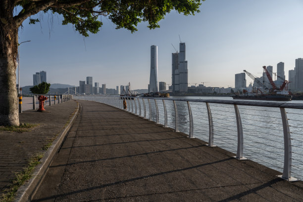 下午的阳光照在城市的海滨人行道上图片下载