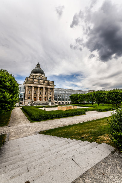 位于德国慕尼黑的Bayerische Staatskanzlei前通往公园的台阶图片下载