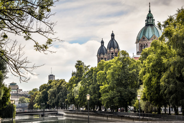 德国慕尼黑圣卢卡斯大教堂附近的玛丽安桥图片下载