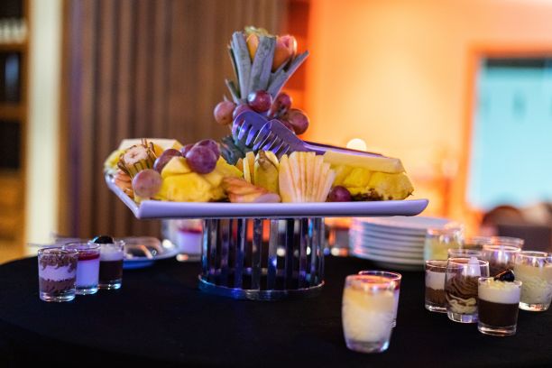 桌上一盘切片水果图片下载