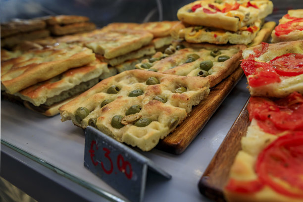 意大利五渔村马纳罗拉的一家餐馆里的新鲜佛卡夏面包，当地的扁平面包图片下载