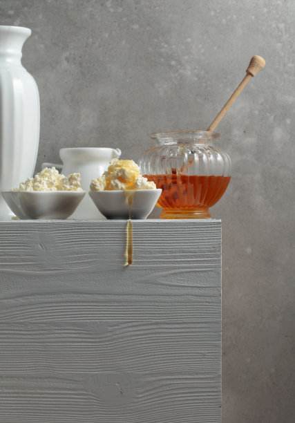 新鲜的松软干酪或加蜂蜜的乳清干酪。图片下载