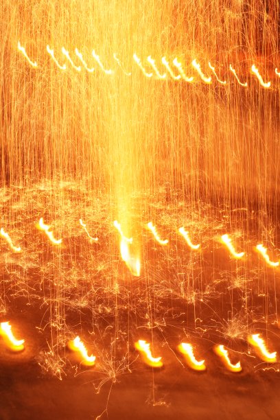 这张照片显示的是清迈清迈灯节期间烟花罐里的烟花。图片下载