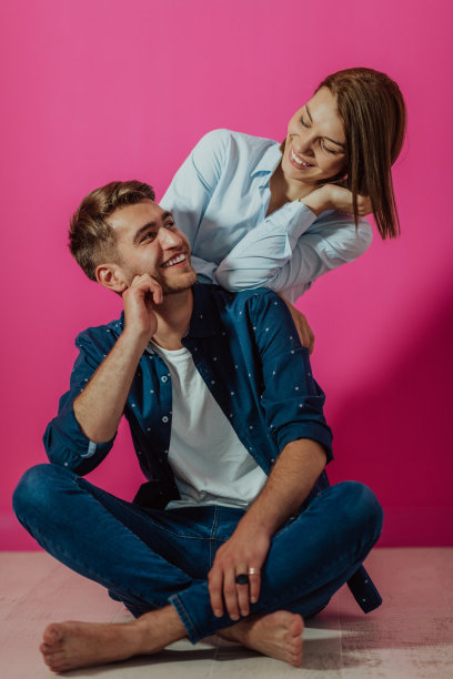 一对幸福的年轻夫妇坐在房子的地板上自拍图片下载