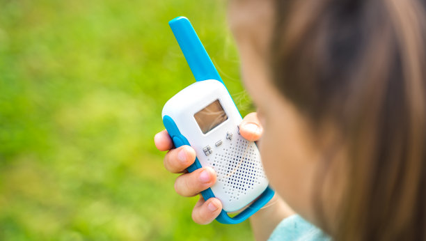 小女孩，小孩玩对讲机。带频道的对讲机。侦探，间谍的游戏。孩子们在远处说话，说信息。在森林、公园、远足与家长交流。寻找走失的人图片下载