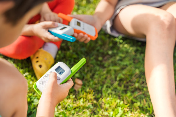 小孩，女孩玩对讲机。带频道的对讲机。侦探，间谍的游戏。孩子们在远处说话，说信息。在森林、公园、远足与家长交流。寻找走失的人图片下载