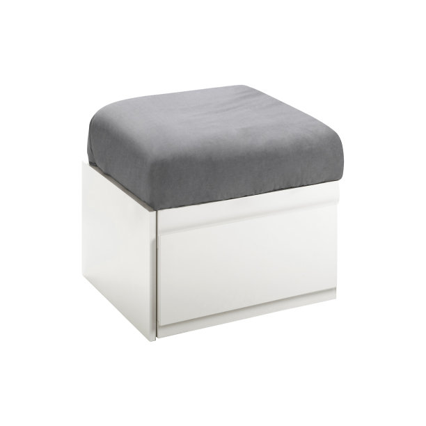 脚凳孤立在白色上图片下载