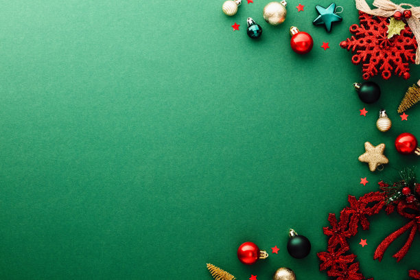 圣诞快乐和新年快乐贺卡设计。绿色背景的复古圣诞装饰。平铺，俯视图。图片下载