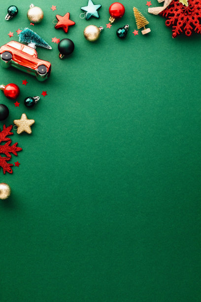 圣诞快乐和新年快乐海报模板。圣诞绿色垂直背景与小玩意，装饰品，星星。平铺，俯视图。图片下载