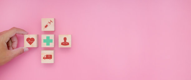 手选一个表情符号图标在木块上的医疗保健符号。图片下载