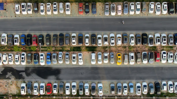 城市户外停车场鸟瞰图图片下载