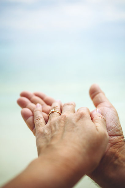 夏天的海边，手上拿着订婚戒指图片下载