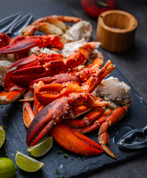 龙虾爪和邓杰内斯蟹腿就可以吃了图片下载