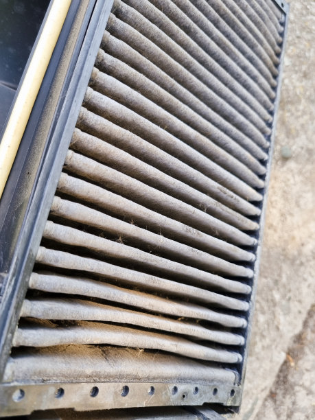 脏空气过滤器表面的详细碎片。图片下载