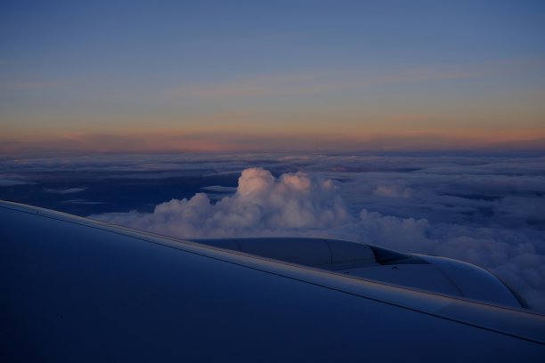 接近飞机机翼与美丽的天际线背景。图片下载