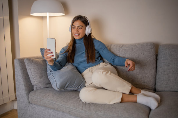 一个兴奋的女人享受音乐的肖像图片下载