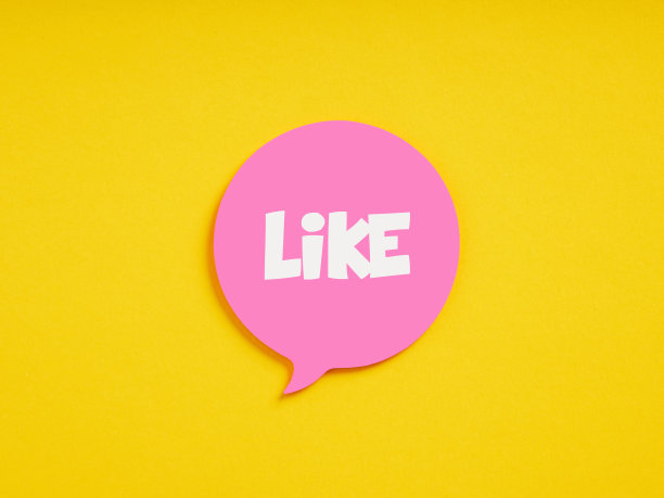 黄色背景上的粉色语音气泡上的单词。社交媒体的概念。图片下载