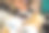 一个人用勺子搅拌一杯咖啡的特写镜头图片下载