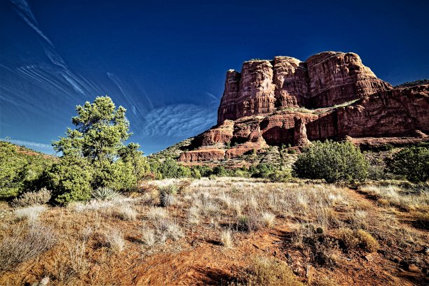 美丽的图片，橙色的岩石山和树叶树在伟大的天空下，在白天塞多纳图片下载