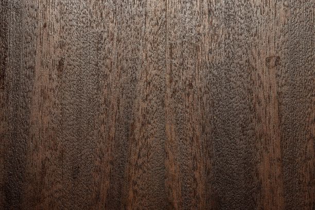 宏观质感的老漆木衣柜图片下载