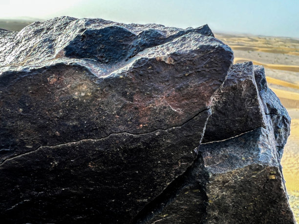 沙漠墙纸上的黑色石头图片下载