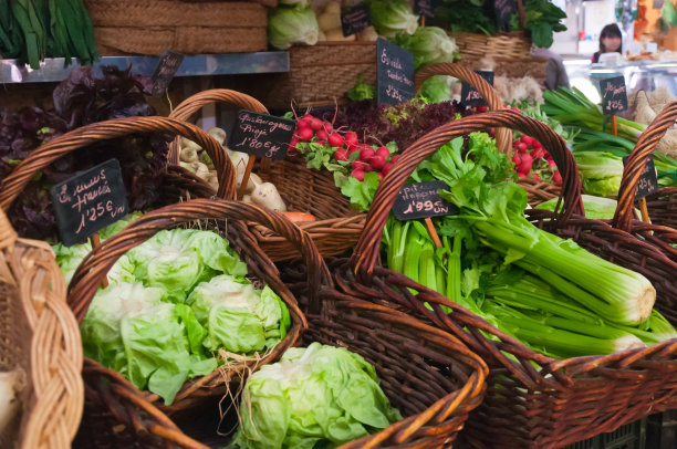 蔬菜在市场里的篮子里图片下载