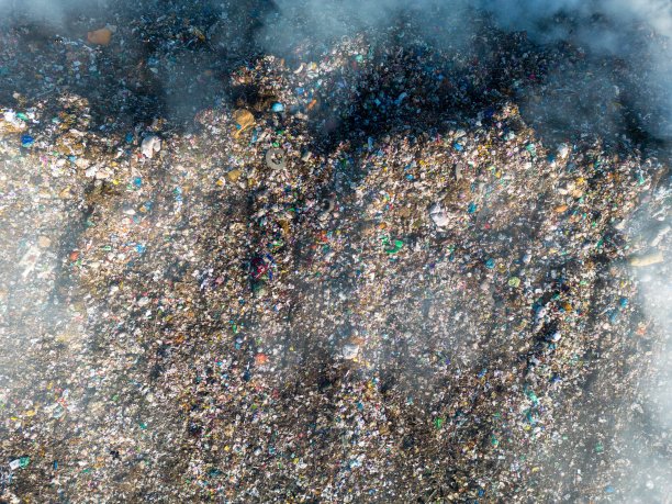 从上到下的垃圾填埋场燃烧的垃圾堆鸟瞰图图片下载