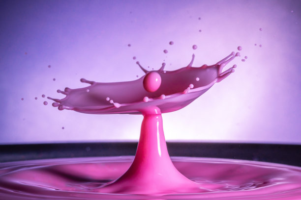 在模糊的背景下，一个凉爽的粉色水花的特写——非常适合做墙纸图片下载