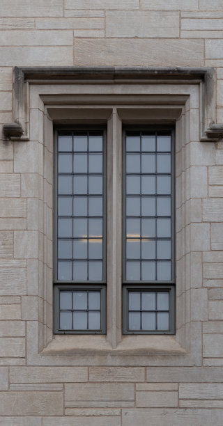 建筑米色立面的窗户垂直拍摄图片下载