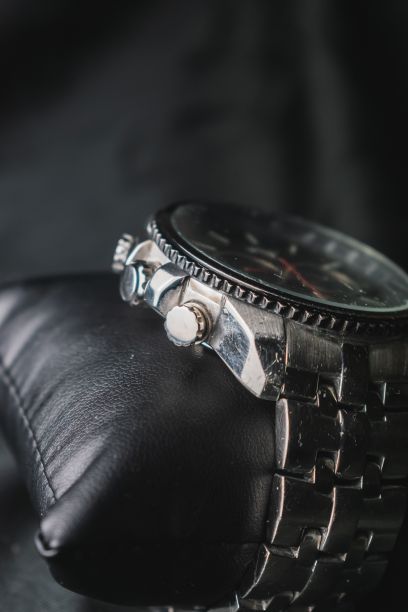 特写镜头不锈钢腕表图片下载