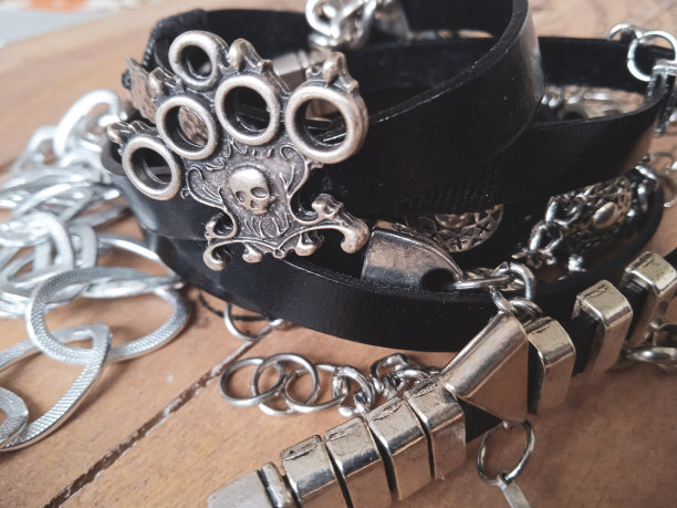 皮革手镯与金属头骨，时尚珠宝照片背景图片下载