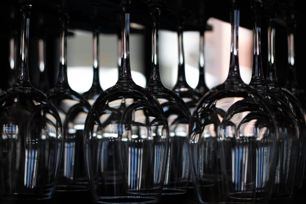 酒吧里挂杯子的特写图片下载