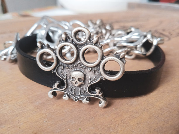 皮革手镯与金属头骨，时尚珠宝照片背景图片下载