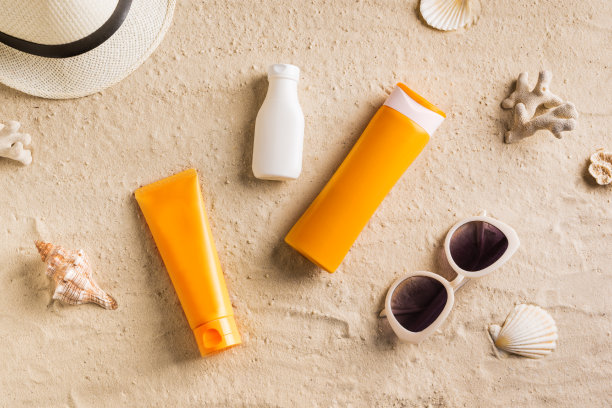 沙滩上涂防晒霜图片下载