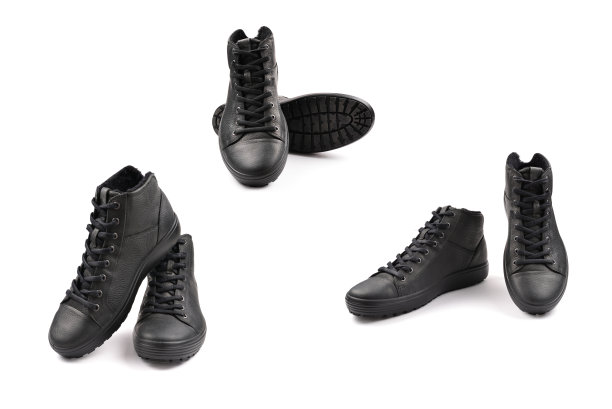 男人的黑色皮鞋和黑色背景的黑色相机。副本的空间。图片下载