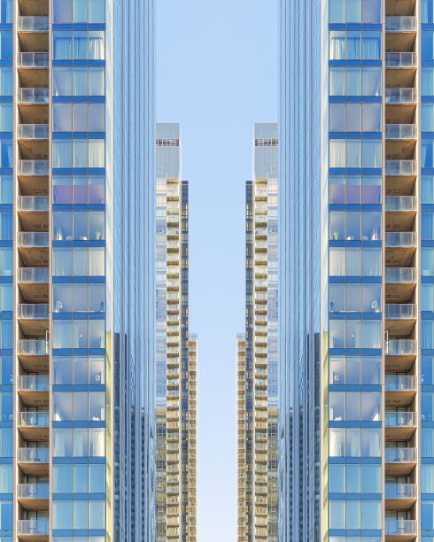 垂直拍摄的对称玻璃建筑在蒙特利尔市中心，加拿大图片下载