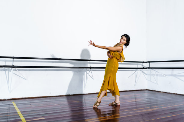 舞蹈老师献上爵士风格的表演图片下载