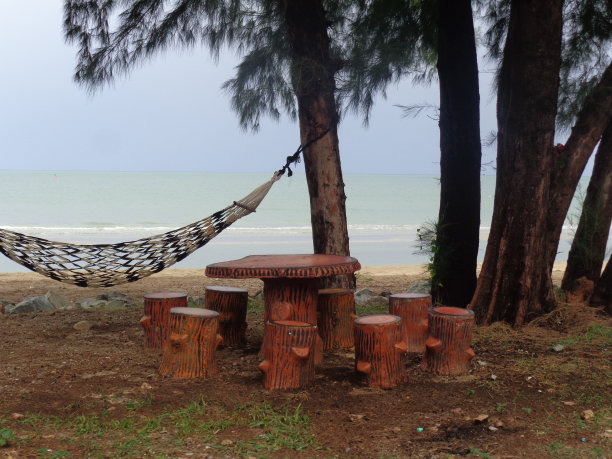 吊床和木座椅白南普朗武里海滩图片下载