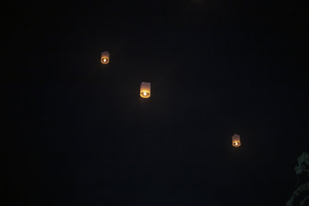 天灯在黑暗的天空中升起。图片下载