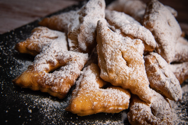 法国西南部的传统奇观，撒上糖霜，用朗姆酒和橙花水调味，高品质照片图片下载