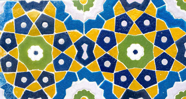 墙上有复古的东方彩色瓷砖。古老的几何图案作为建筑装饰图片下载