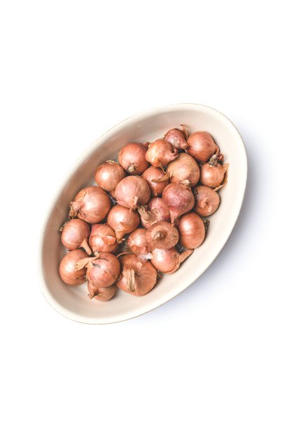 从头顶垂直拍摄一碗白色表面上的生葱图片下载